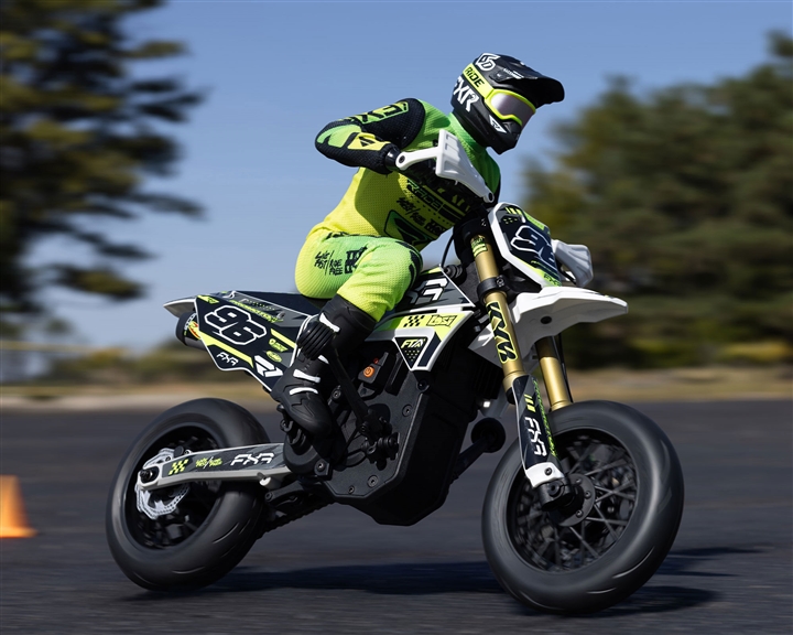 1/4 Promoto-SM FXR Supermoto Motorcycle RTR Basic, White - LOS-2272
